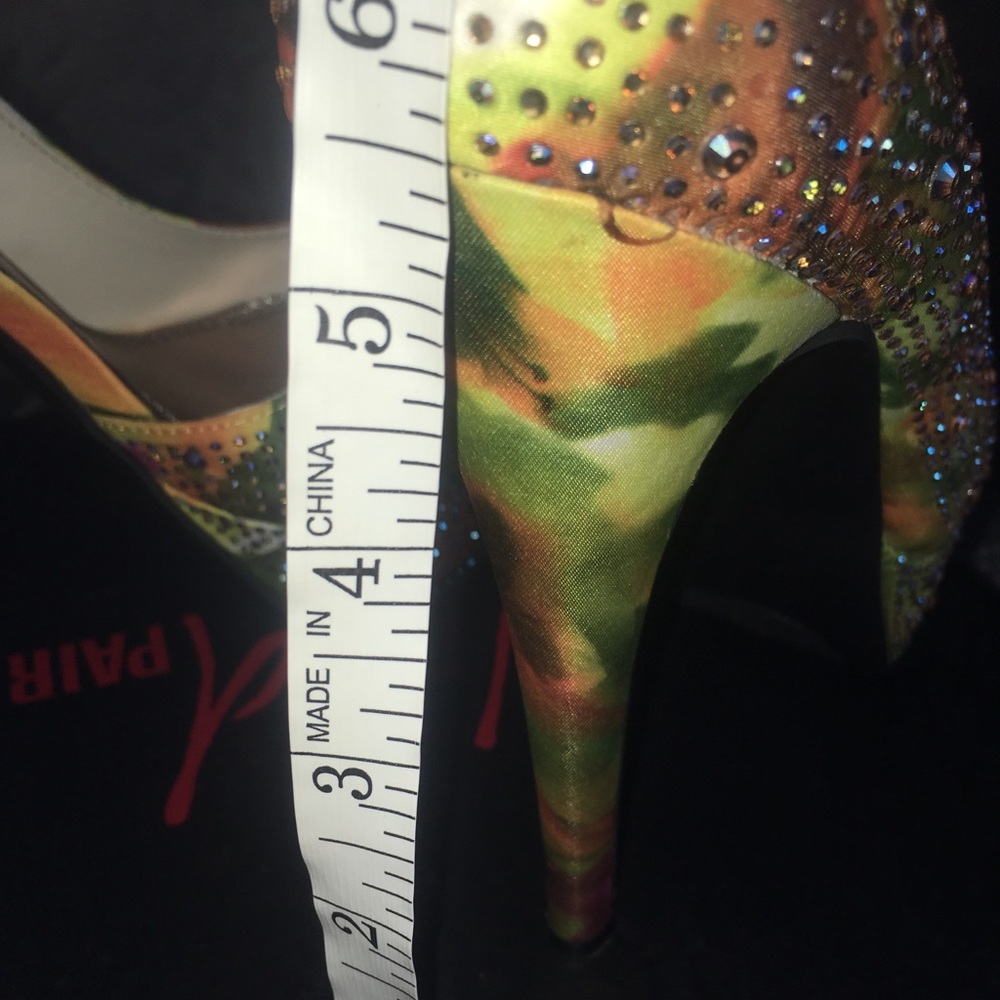 Showstopper high pumps 🥳😛🎆🎇 - Picture 5 of 8